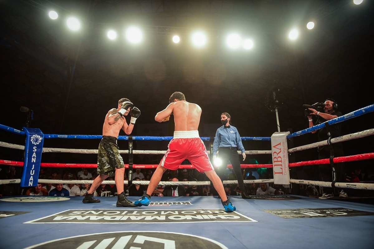 Más de 1000 espectadores disfrutaron el combate internacional de boxeo que la Municipalidad organizó en el Predio Floral de Belén de Escobar.