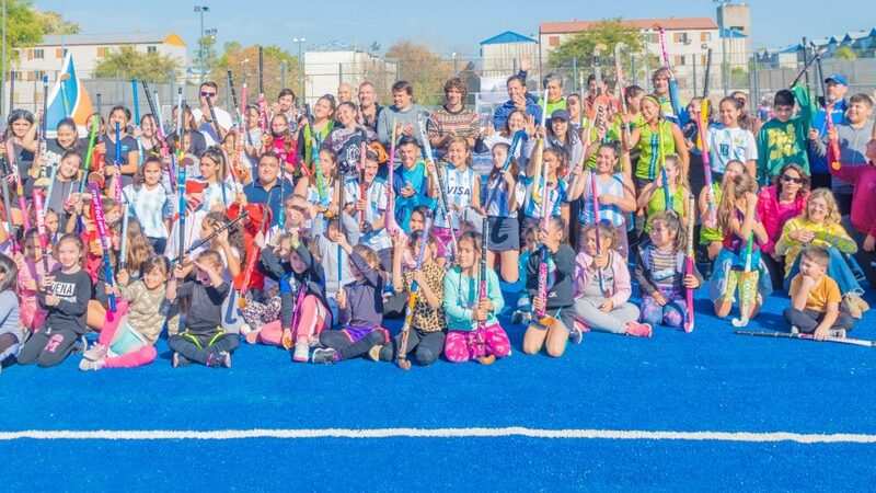 Juan Andreotti inauguró una nueva cancha de hockey con figuras de Los Leones y Las Leonas
