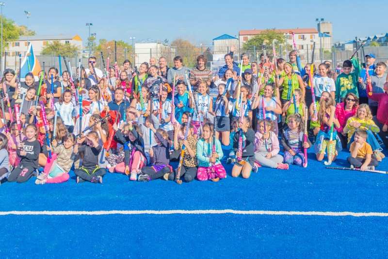 Juan Andreotti inauguró una nueva cancha de hockey con figuras de Los Leones y Las Leonas