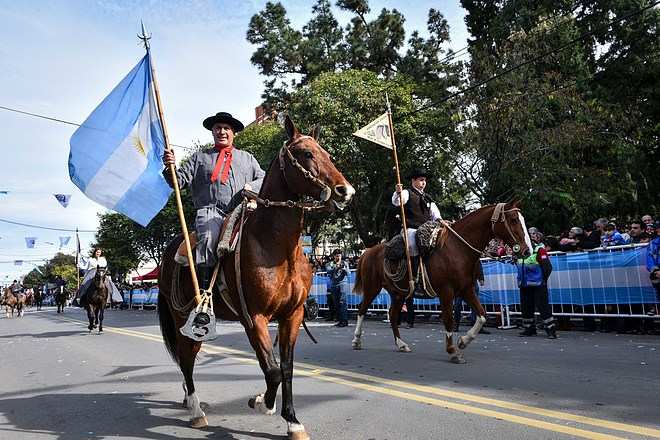 Celebraciones por el 25 de Mayo: vuelven los desfiles organizados por la Municipalidad y habrá un festival con la actuación estelar de Los Nocheros 