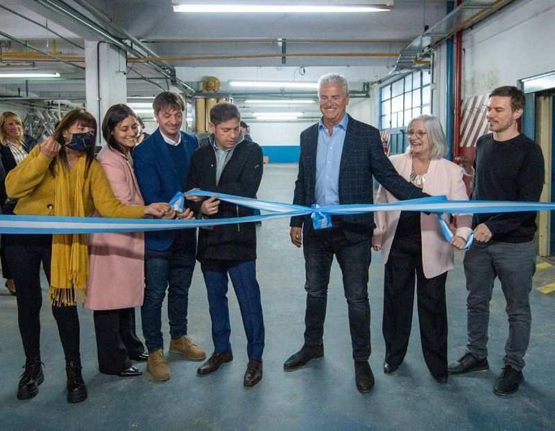 Sofi Vannelli acompañó a Kicillof en la vista  a la empresa de instrumentos musicales Tevelam