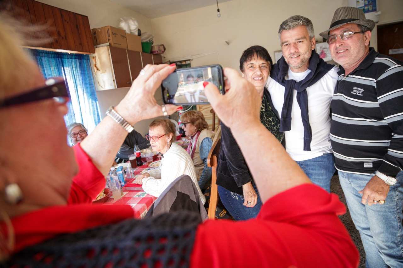 Zabaleta recorrió un mercado popular y almorzó con jubilados en Hurlingham