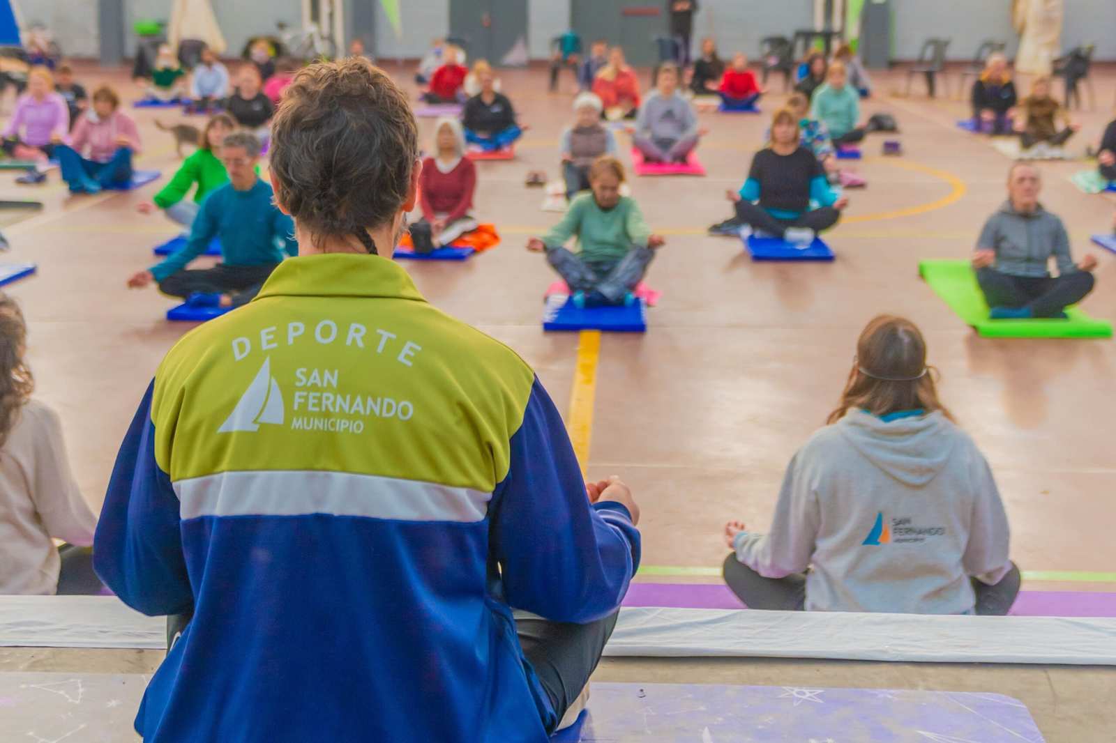 Cientos de vecinos y vecinas de San Fernando practican Yoga en los Polideportivos