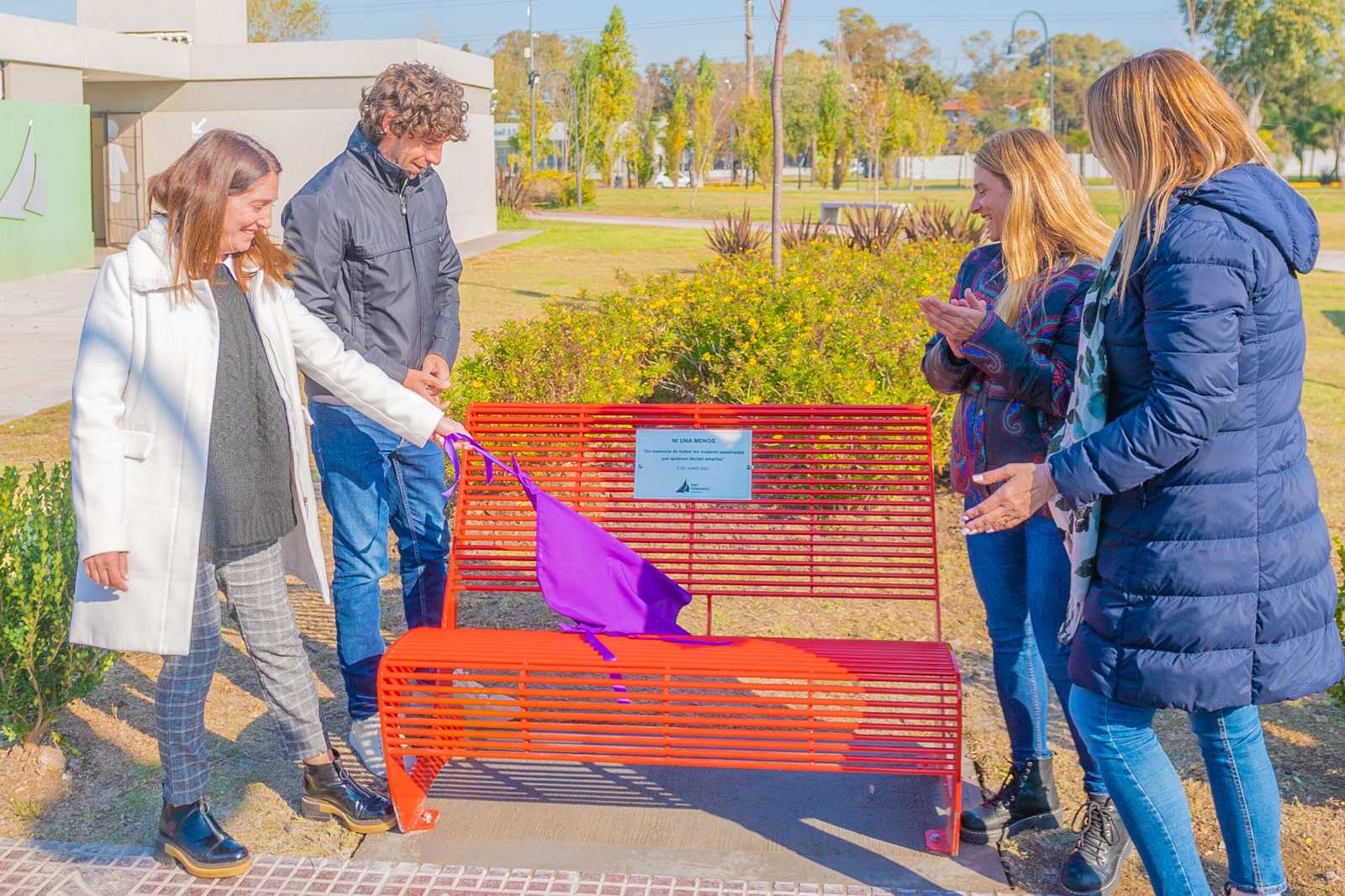 Ni una Menos: se presentó un Banco Rojo contra la violencia de género y un Tótem de Seguridad 