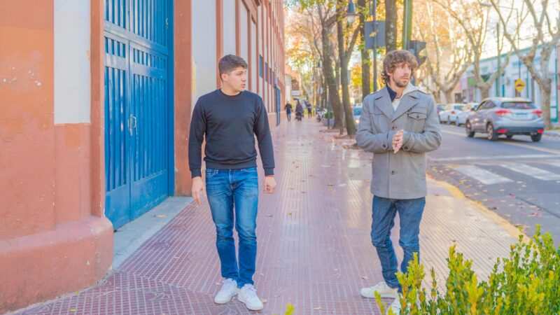 Juan Andreotti recorrió el avance de la renovación de una de las principales calles de Victoria