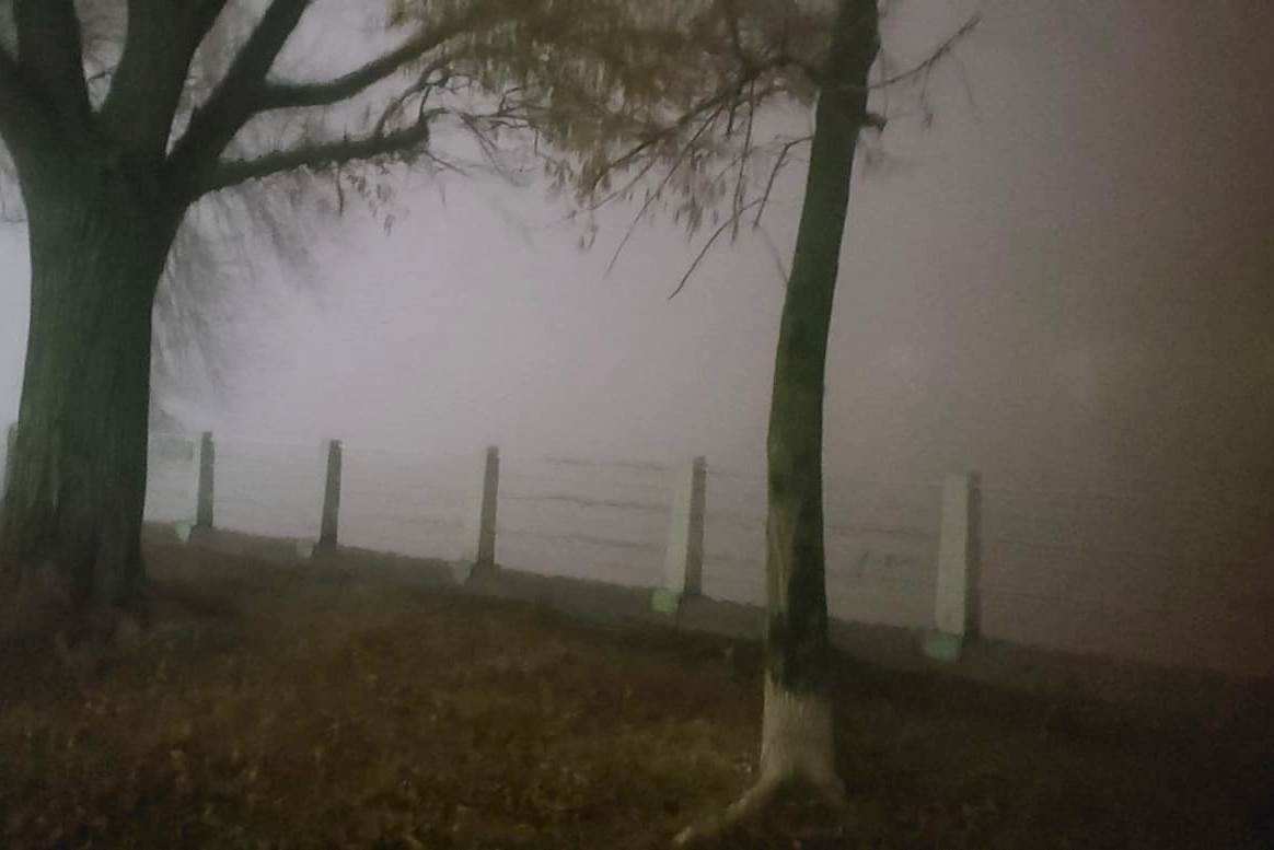 “Alerta violeta” por niebla: San Fernando recomienda evitar la circulación en calles y la navegación