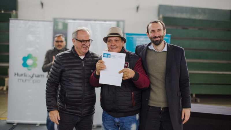 El Intendente Selci entregó 207 escrituras a vecinos de Hurlingham