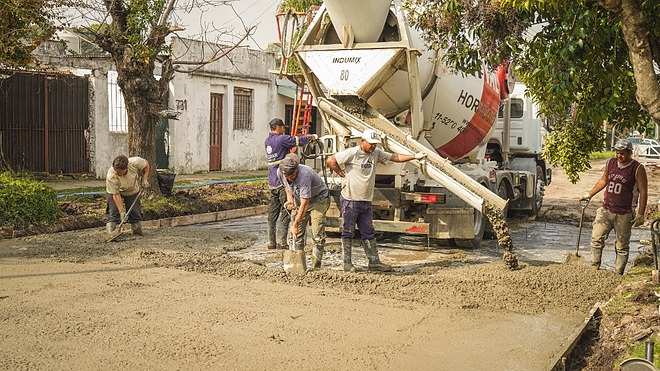 Siguen adelante los trabajos de pavimentación y mejoramiento de la infraestructura urbana en el partido de Escobar