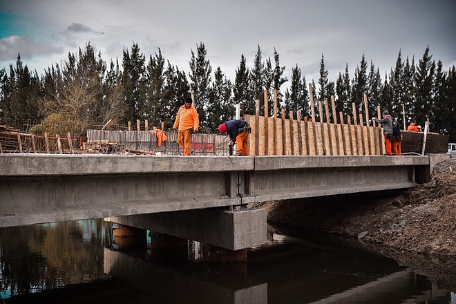 Ingeniero Maschwitz: en las próximas semanas finaliza la obra integral del nuevo puente sobre el arroyo Garín y la pavimentación de la calle Independencia 