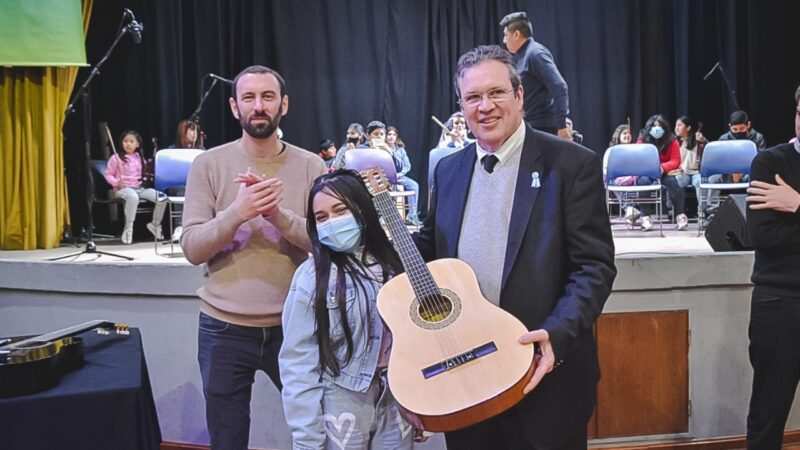 Selci y Tristán Bauer entregaron nuevos instrumentos a la Orquesta Esperanza