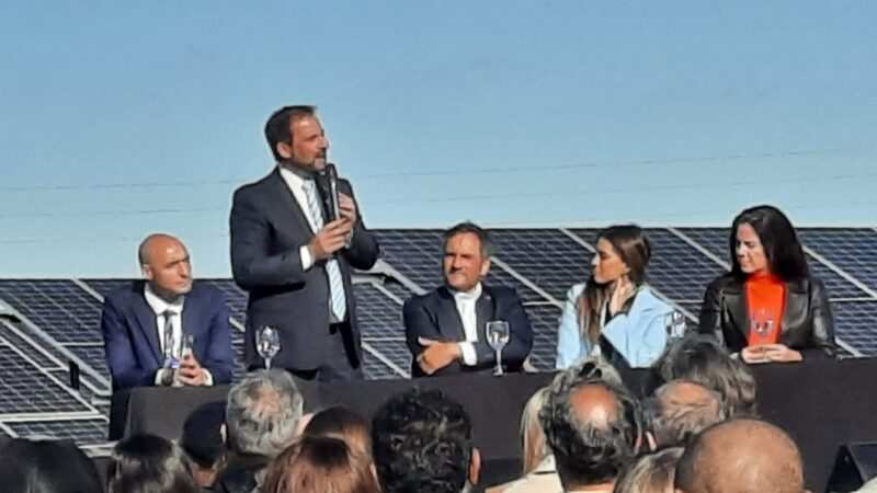 Energía limpia: Ariel Sujarchuk, Juan Cabandié y Beto Ramil inauguraron el primer parque solar de gestión municipal del país