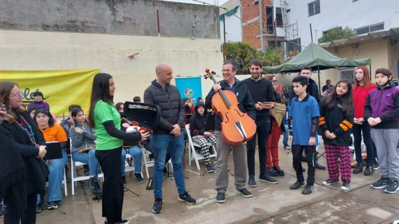 Escobar, se entregaron instrumentos musicales a la Orquesta Tunquelén