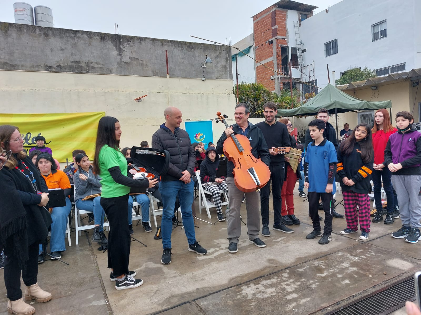 Escobar, se entregaron instrumentos musicales a la Orquesta Tunquelén