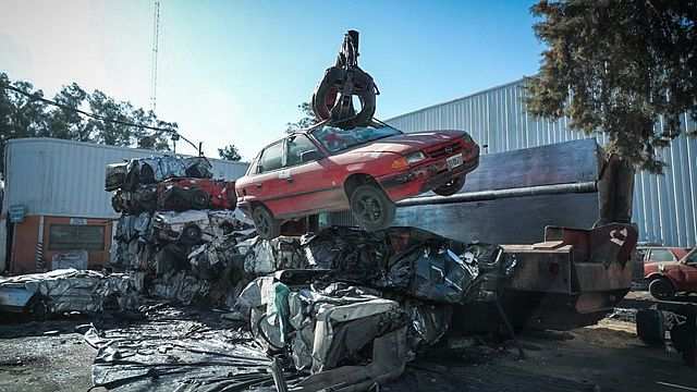 La Municipalidad de Escobar comenzó la compactación de 707 vehículos abandonados para mitigar el impacto ambiental de la chatarra