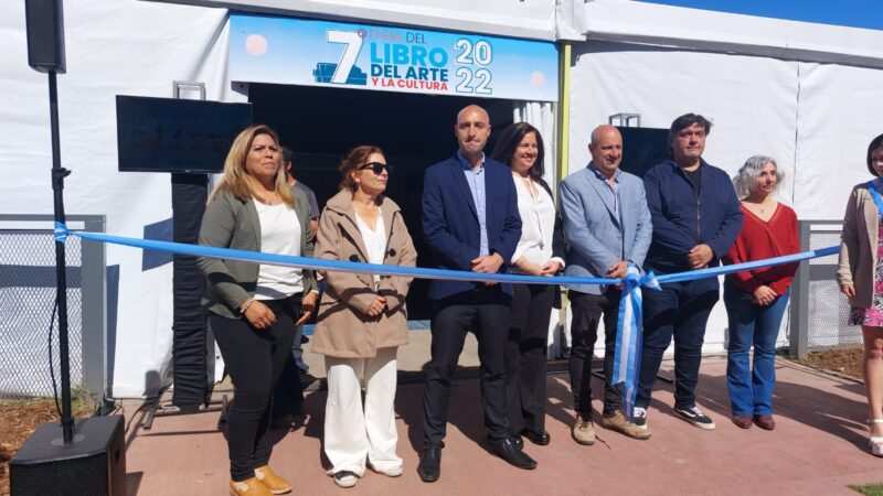 “Beto” Ramil en la inauguración de la 7ª Feria del Libro de Escobar”Del barro no solo se sale con asfalto, sino con cultura, educación”