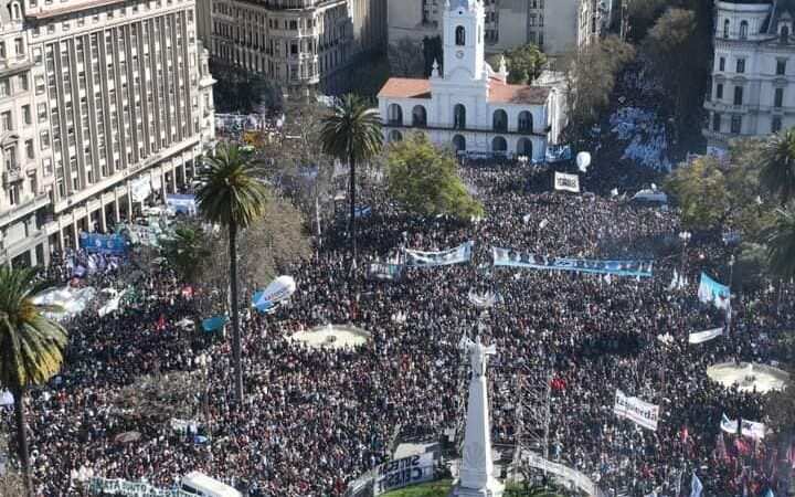 Multitudinaria marcha en favor de la Democracia y por la Paz Social