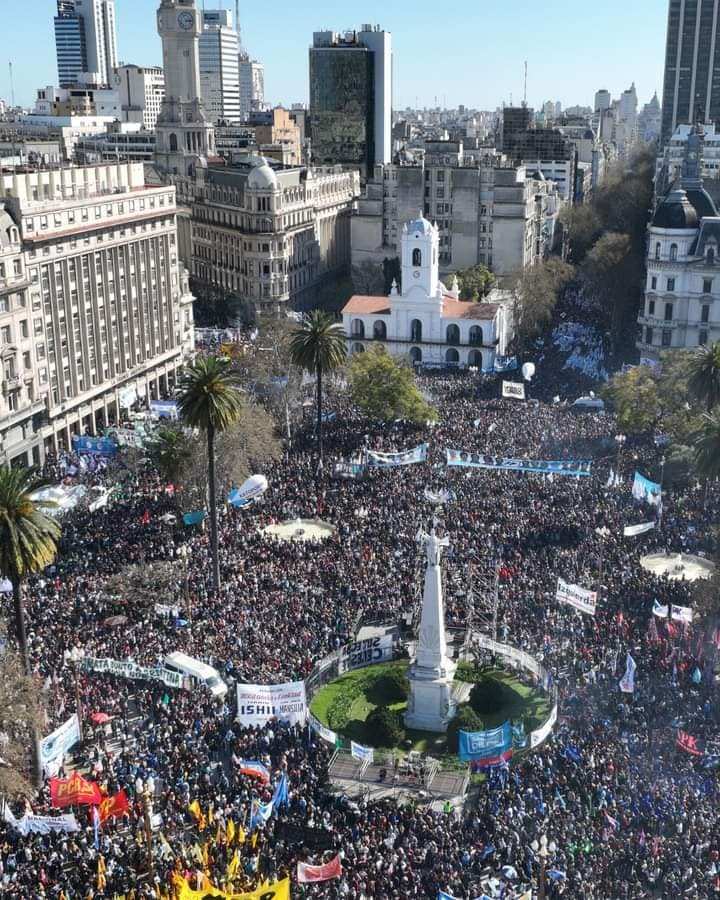Multitudinaria marcha en favor de la Democracia y por la Paz Social