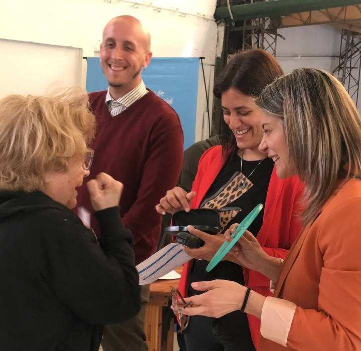 Vicente López, Sofi Vannelli y Micaela Ferraro entregaron anteojos a vecinos, con el Camión Oftalmológico del Ministerio de Desarrollo Social