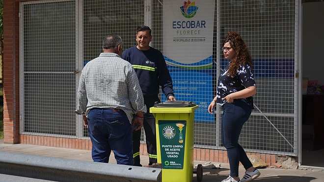 La Municipalidad incorpora a los vecinos al programa de reciclado de aceite con nuevos puntos verdes en todas las UGC