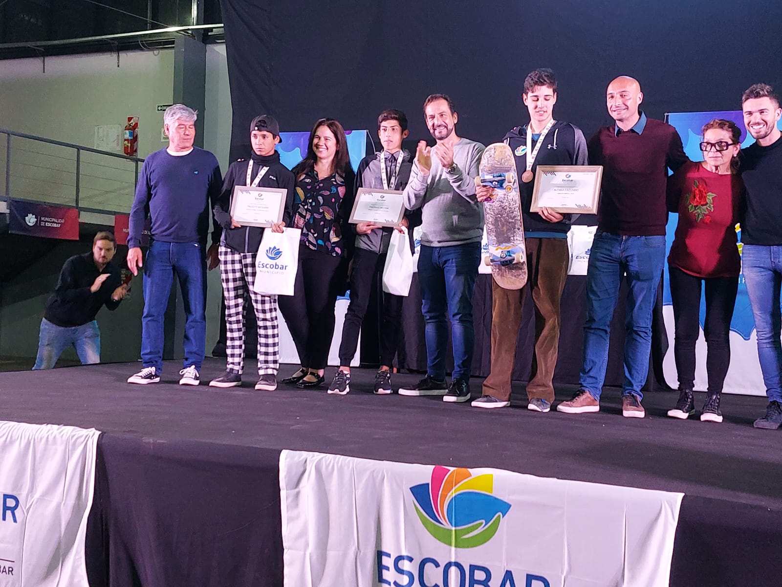 Ariel Sujarchuk y Beto Ramil en el microestadio de Garín reconocieron a los 36 medallistas escobarenses que representaron al partido de Escobar