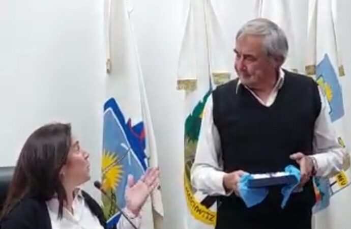 EL HCD de Escobar reconoció a Roberto de Palma por sus 20 años de servicio