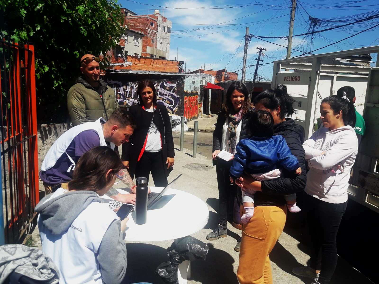 Sofi Vannelli y Laura Braiza , Junto a los vecinos en el barrio ” Las Flores”