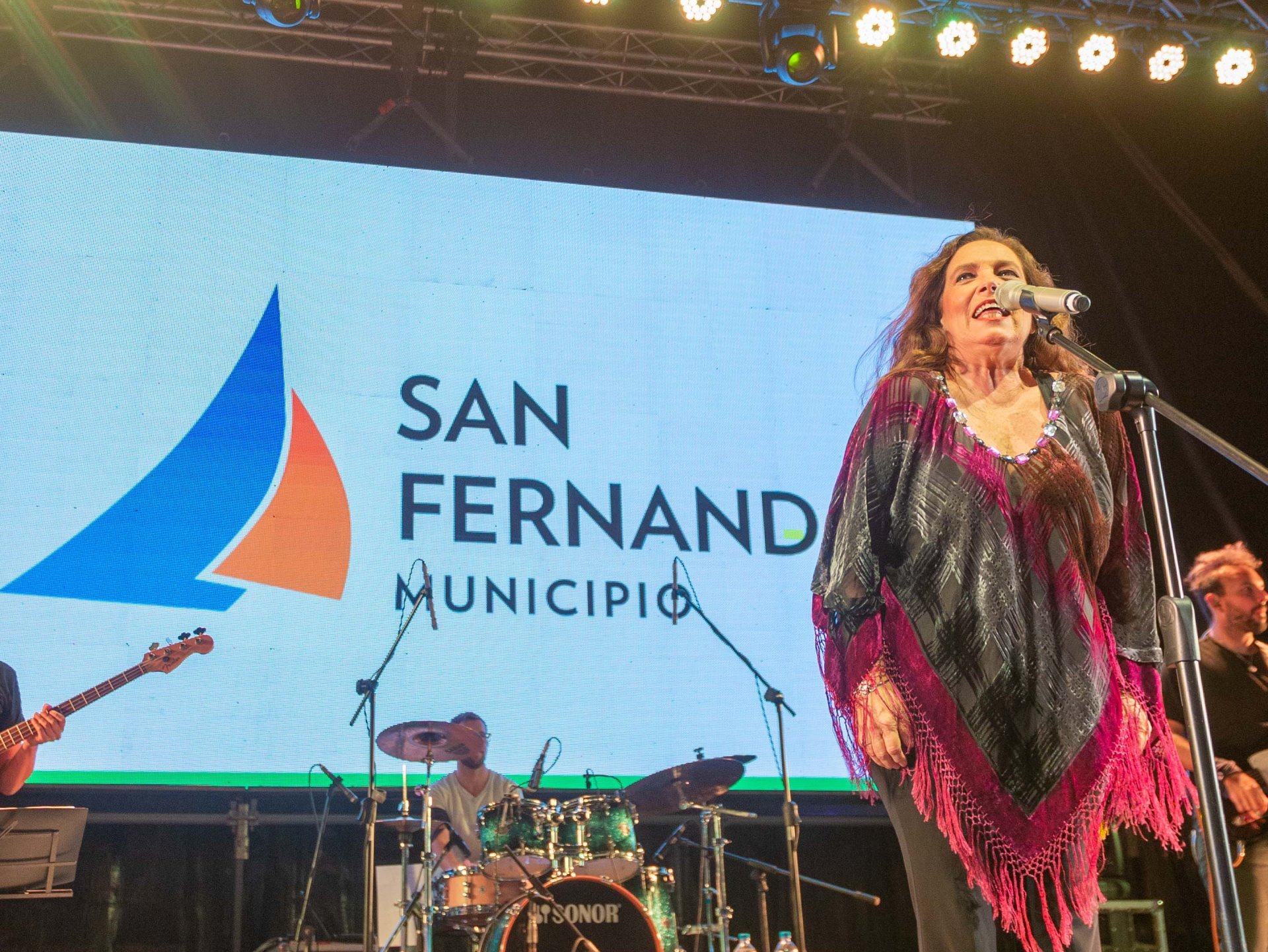 Sandra Mihanovich cantó en San Fernando por la Eliminación de la Violencia contra la Mujer