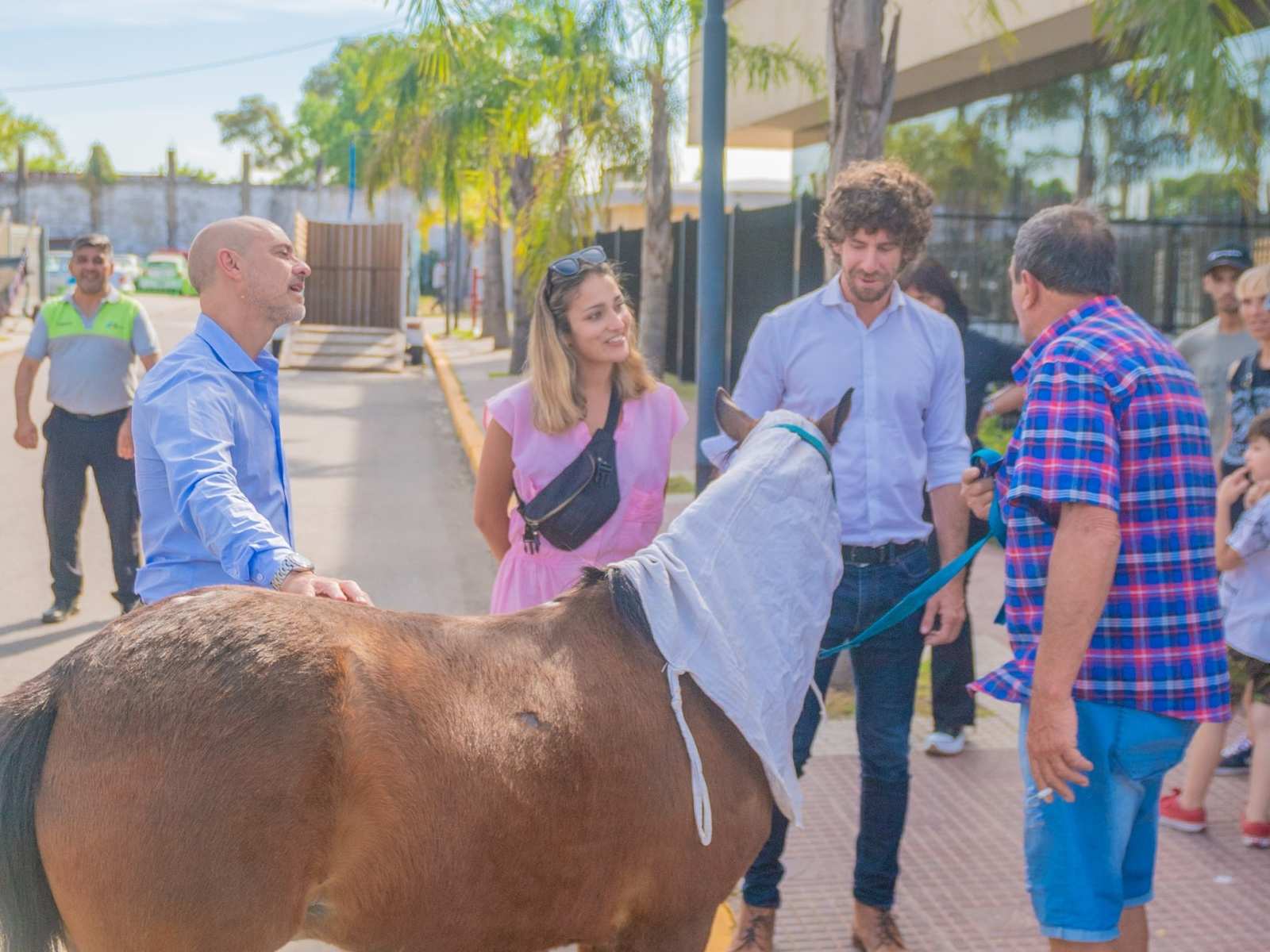 San Fernando sin tracción a sangre: liberaron al caballo ‘Corto’ y entregaron una moto eléctrica a su anterior dueño