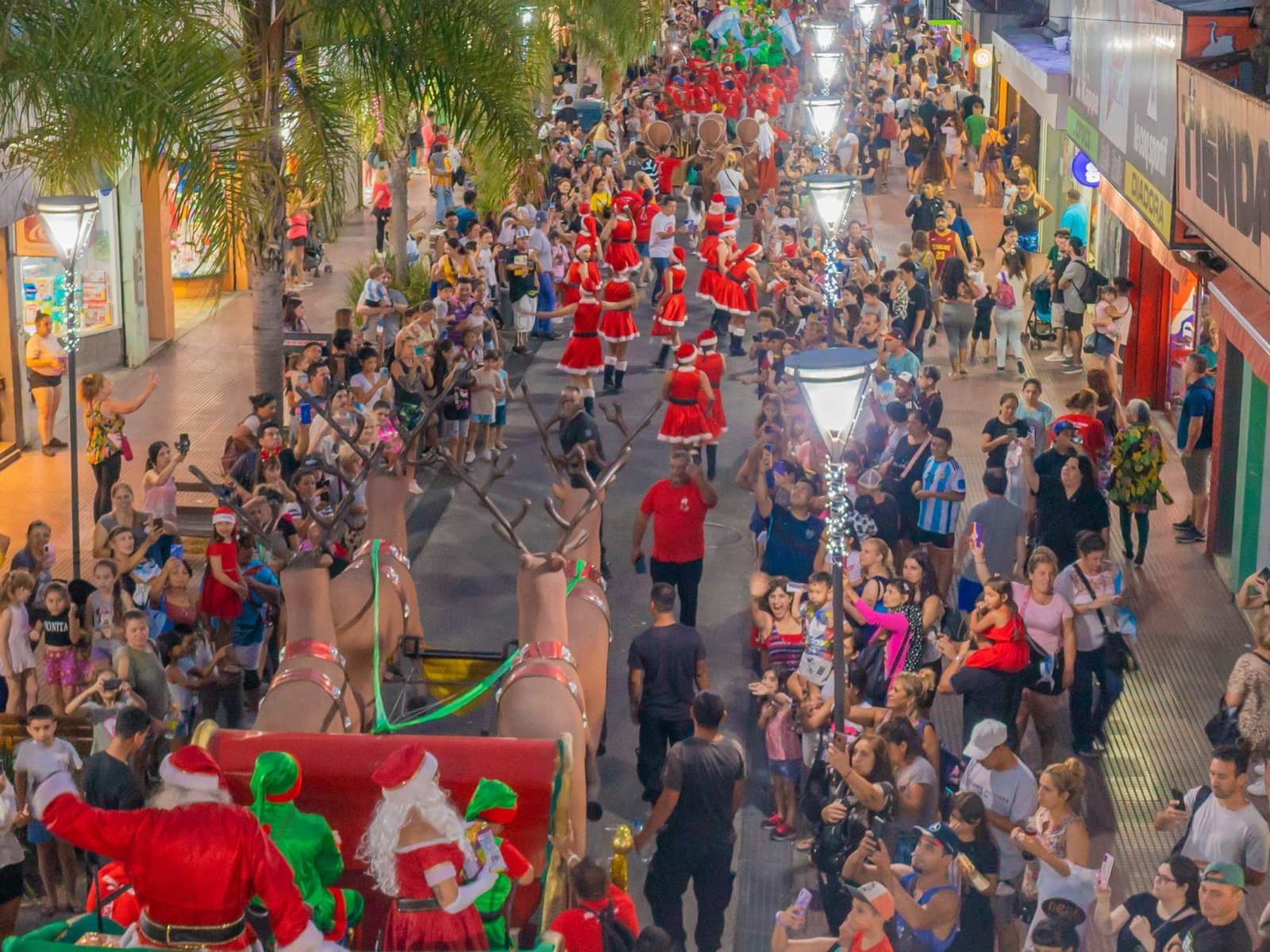 San Fernando disfrutó la visita de Papá Noel y sus desfiles por toda la ciudad