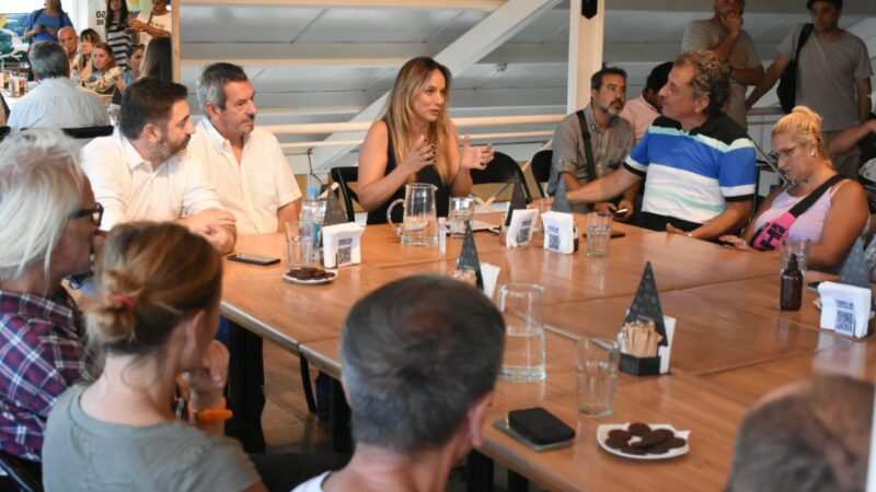 Malena Galmarini se reunió con vecinos isleños de Tigre y encabezó el funcionamiento de una tronquera para el mantenimiento del Delta