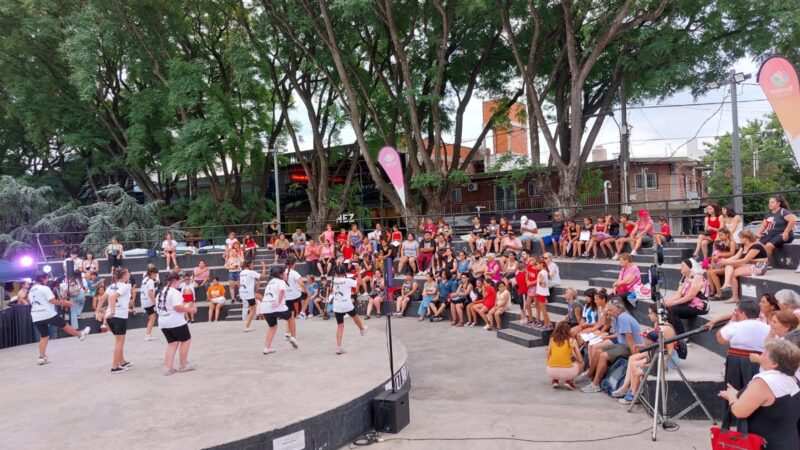 “Beto” Ramil participó junto a alumnos, familiares y vecinos del   cierre de “Barrio es Cultura”.