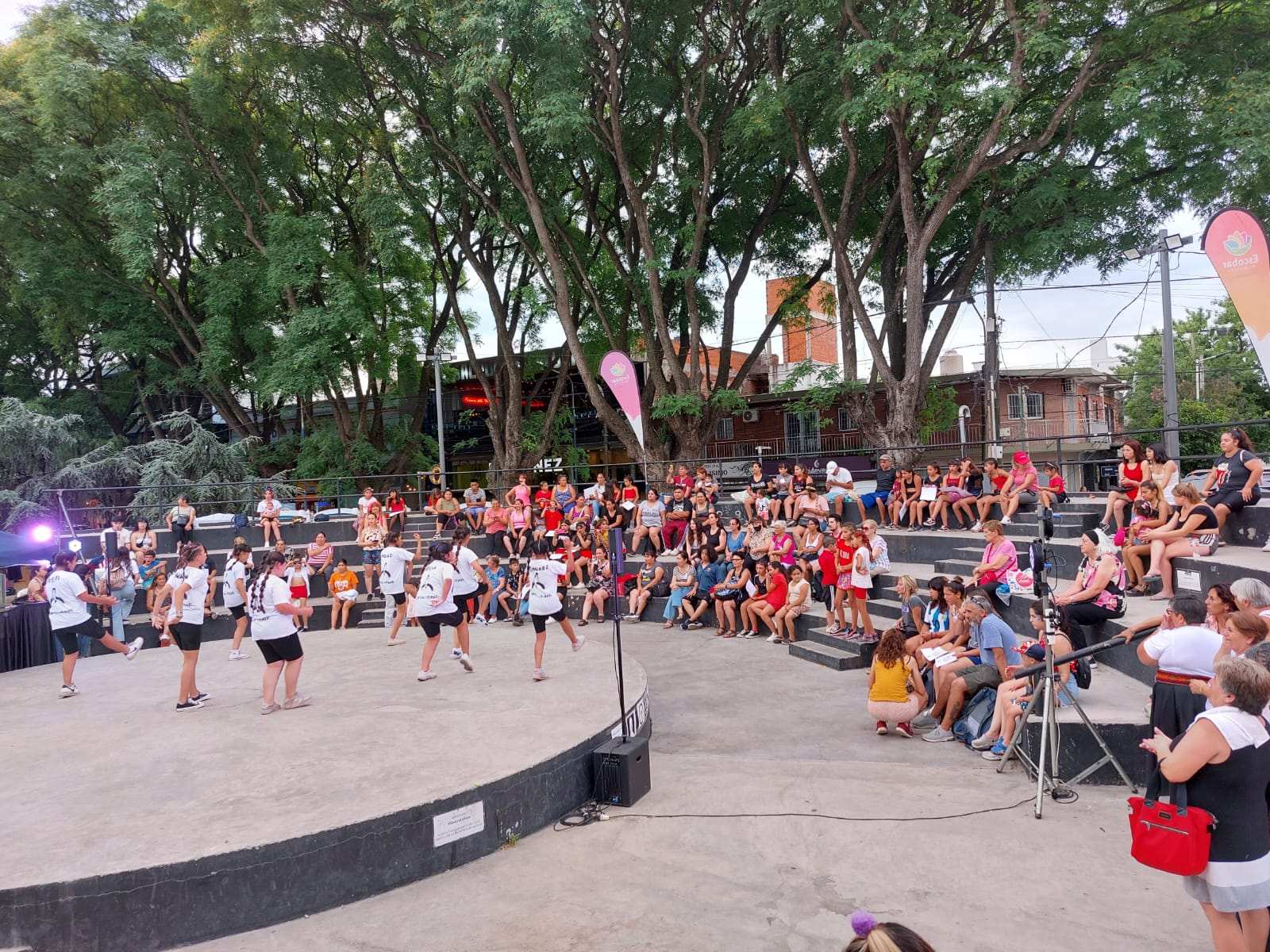 “Beto” Ramil participó junto a alumnos, familiares y vecinos del cierre de “Barrio es Cultura”.