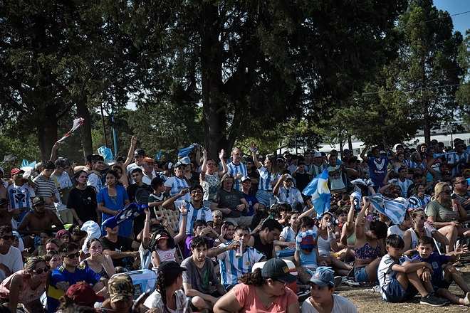 Escobar sigue alentando a la Selección en los Puntos de Encuentro que montó la Municipalidad