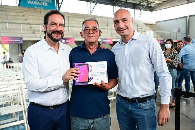 Ariel Sujarchuk y Beto Ramil entregaron 3000 tablets del programa Conectando Con Vos