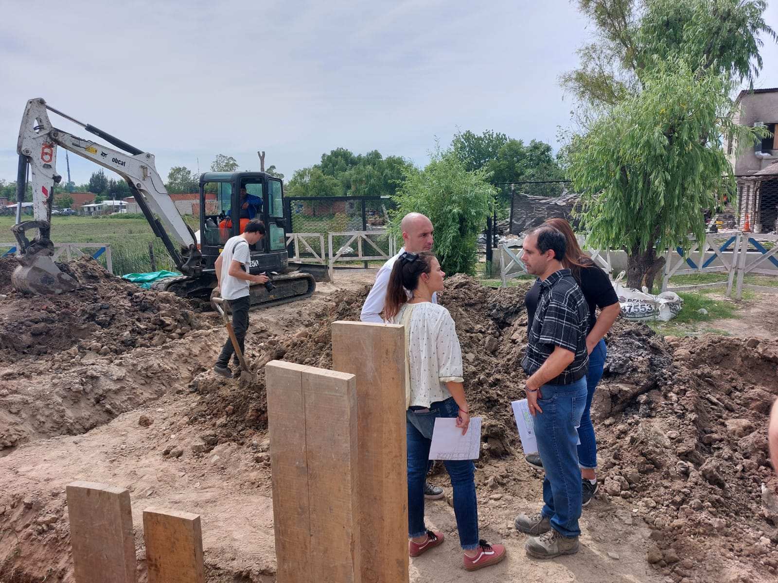 El Intendente interino “Beto” Ramil , acompañado por la Presidenta del HCD María Laura Guazzaroni, supervisó el avance de obra de la red de Agua y Cloacas en Ingeniero Maschwitz