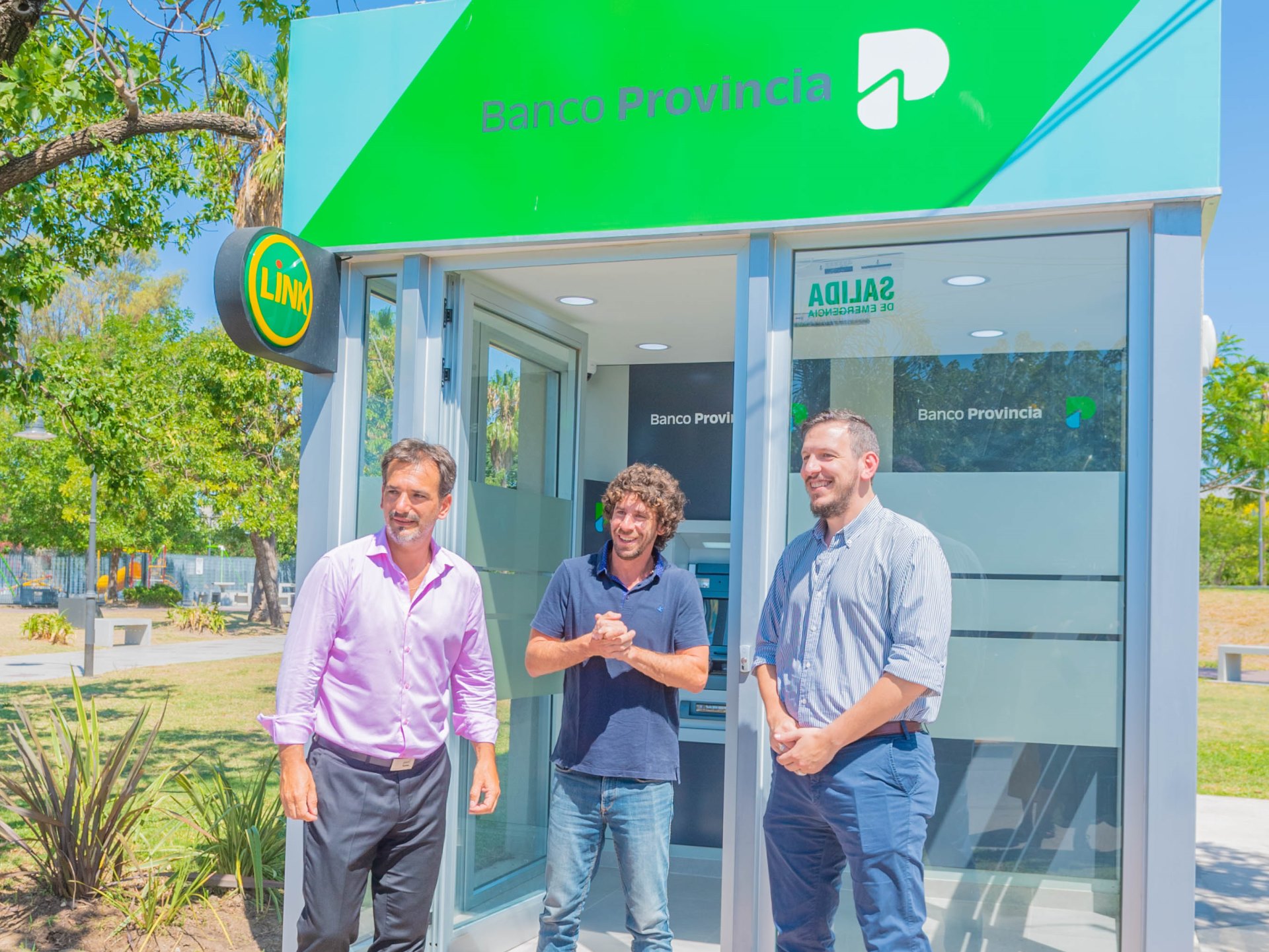 Juan Andreotti, Sebastián Galmarini y Juan Cuattromo inauguraron un nuevo cajero automático en Virreyes Oeste