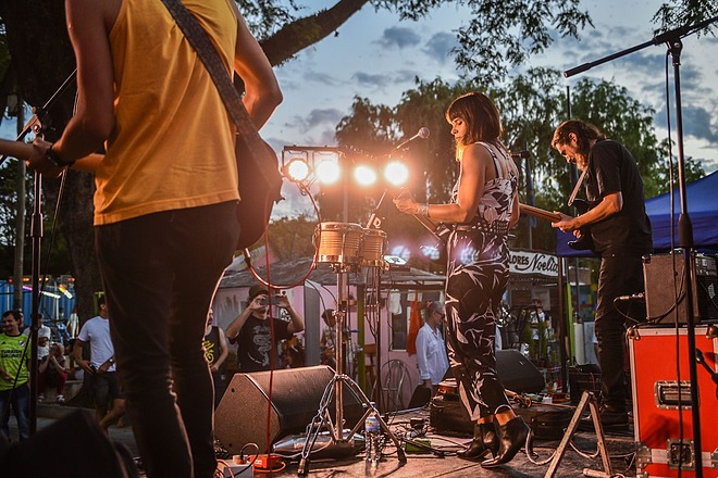 Como cada fin de semana, la Municipalidad de Escobar ofrece una variada agenda cultural que en esta oportunidad incluirá entre sus atractivos el parador de verano Cultura Joven, una peatonal con temática de los años 80 y un unipersonal de Héctor Vicari.