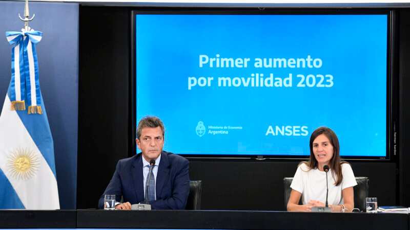 Massa y Raverta anunciaron el primer aumento del año y ninguna jubilación quedará por debajo de los 73 mil pesos