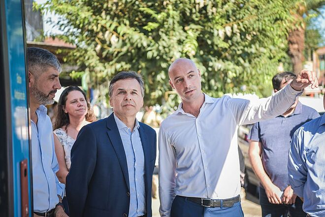 Beto Ramil y el ministro Diego Giuliano supervisaron la instalación de Paradas Seguras en Garín