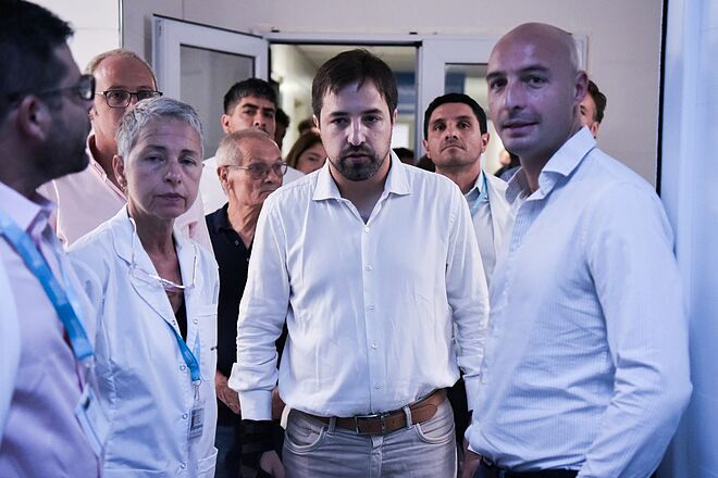Beto Ramil y el ministro Nicolás Kreplak recorrieron la nueva terapia intensiva y el quirófano central del Hospital Erill  