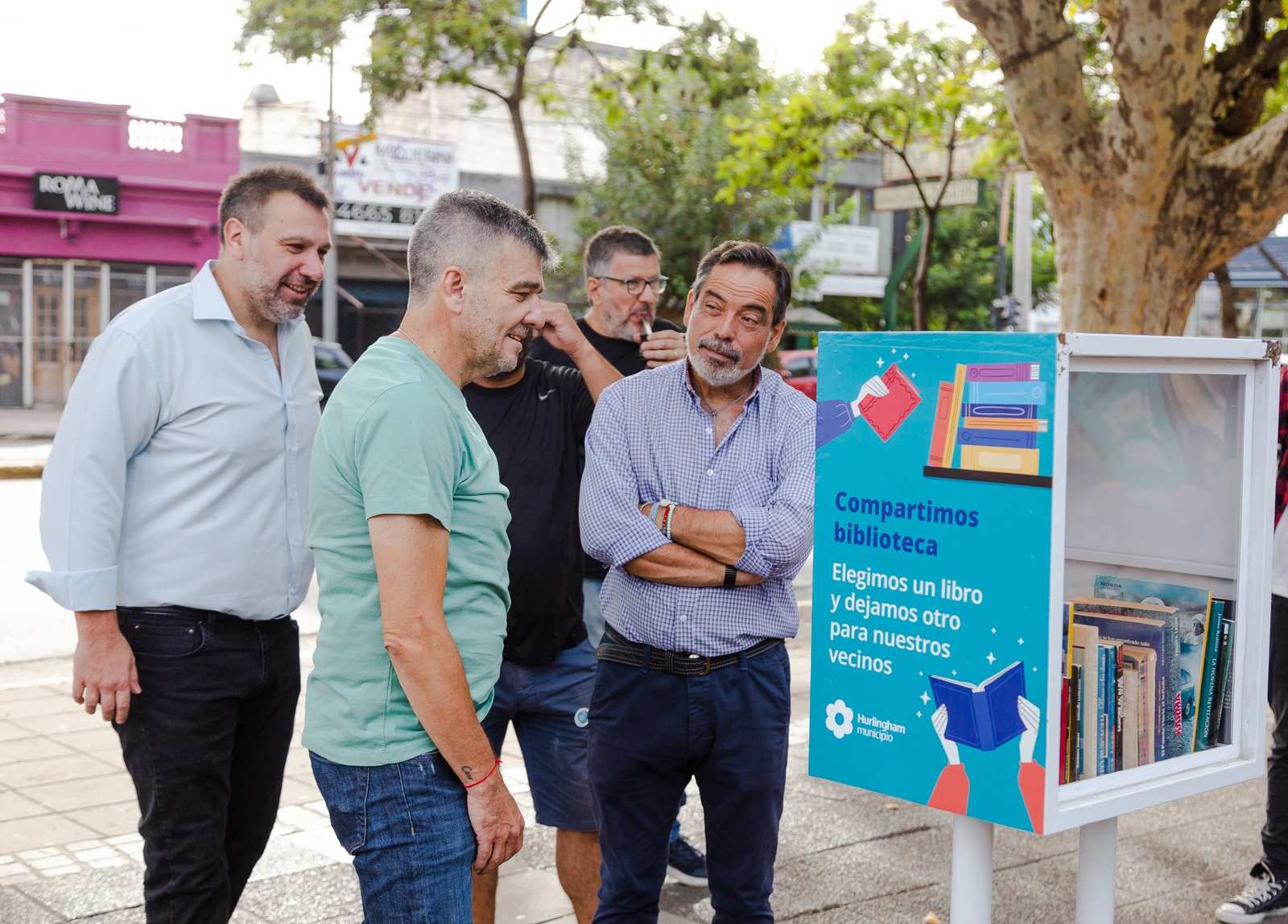 “Día Mundial de la Lectura” con mini bibliotecas en plazas de Hurlingham