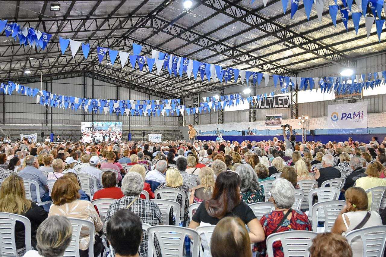 Damián Selci y Martín Rodríguez estuvieron presentes junto a más de 1500 jubilados en un club de Hurlingham