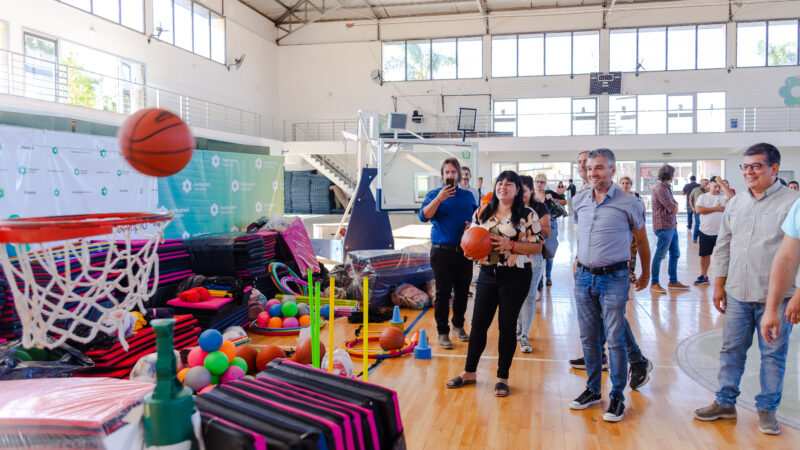 Zabaleta entregó materiales deportivos para escuelas de Hurlingham