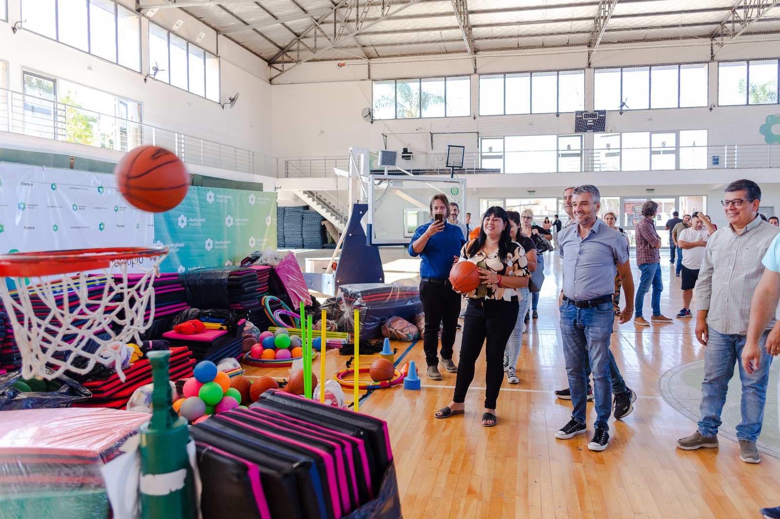 Zabaleta entregó materiales deportivos para escuelas de Hurlingham