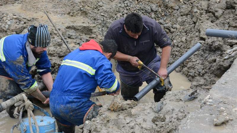 AYSA informa que se reparó el Caño roto en el barrio La Loma de Garín