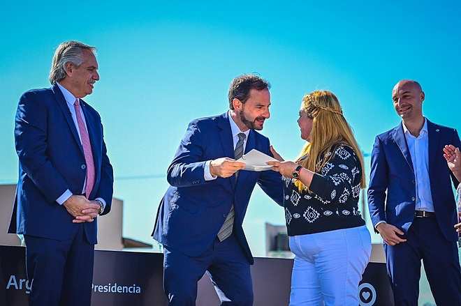 Ariel Sujarchuk y Alberto Fernández entregaron 57 viviendas del programa Casa Propia