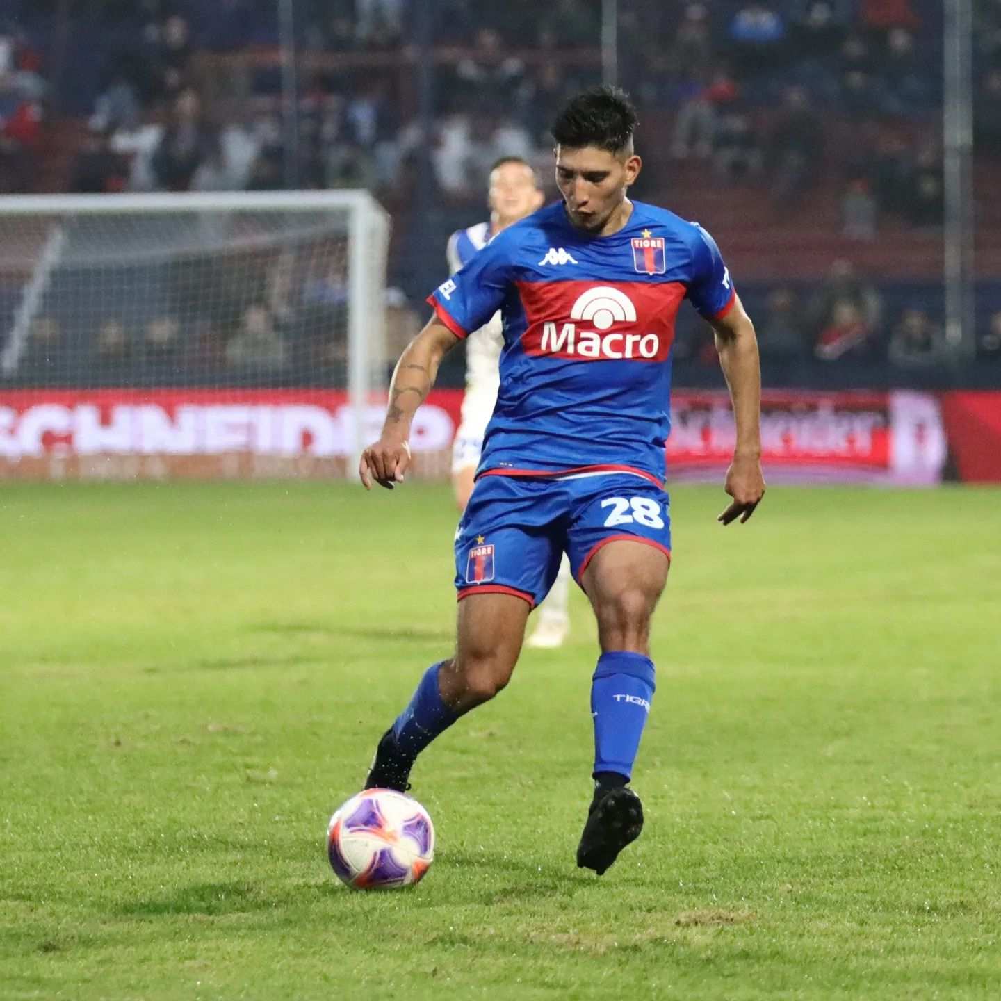 Tigre lo resolvió cerca del final y festejó en Victoria ante Vélez