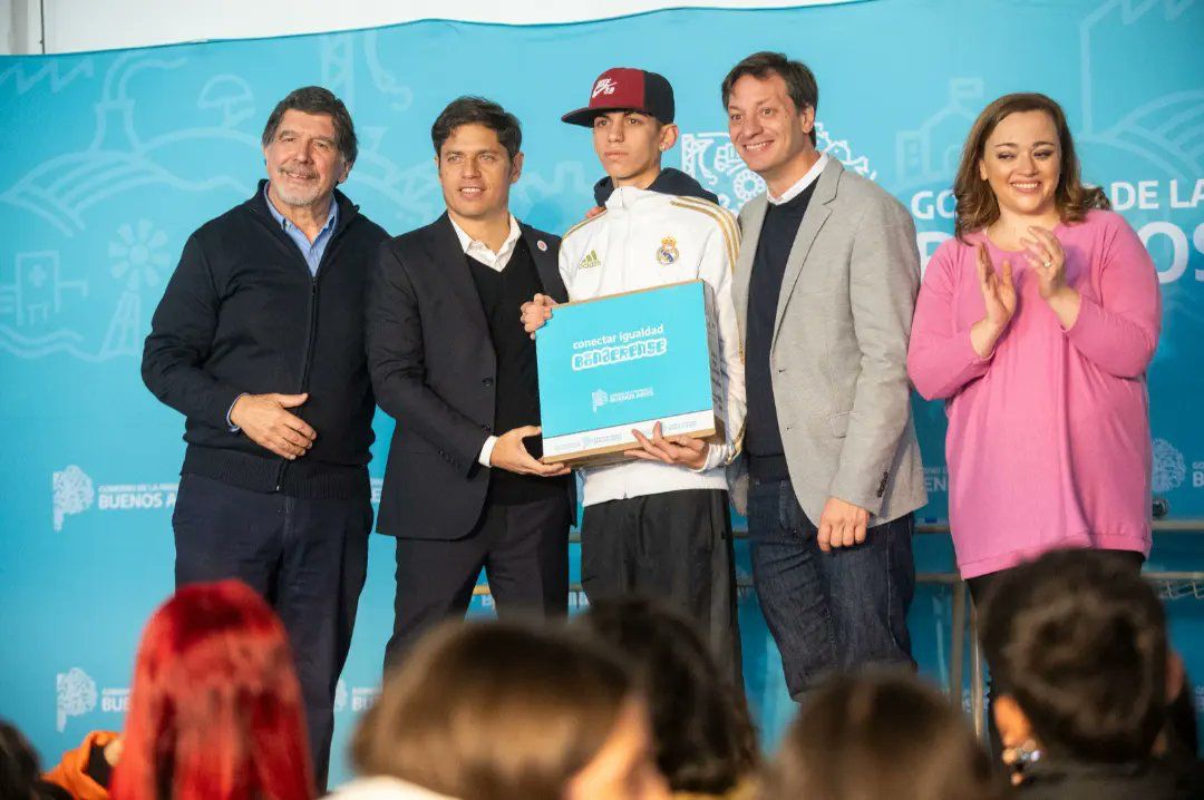 Axel Kicillof entregó netbooks a estudiantes de Vicente López