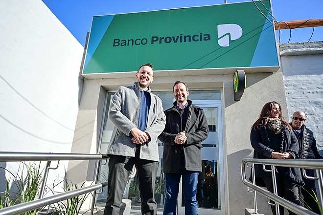 Ariel Sujarchuk y Juan Cuattromo inauguraron un nuevo cajero automático del Banco Provincia en Maquinista Savio