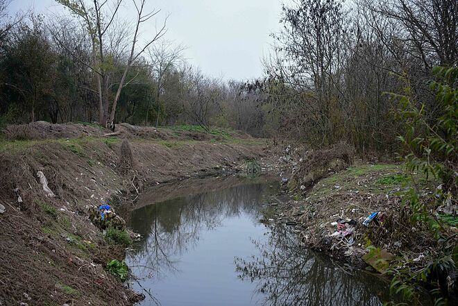 Frente a posibles contingencias climáticas, la Municipalidad lleva adelante trabajos de limpieza en el arroyo Escobar